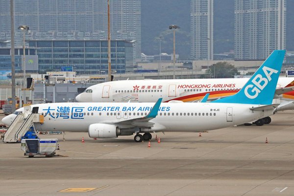 Quels sont les avantages et inconvénients de l'utilisation de panneaux solaires portables en camping?