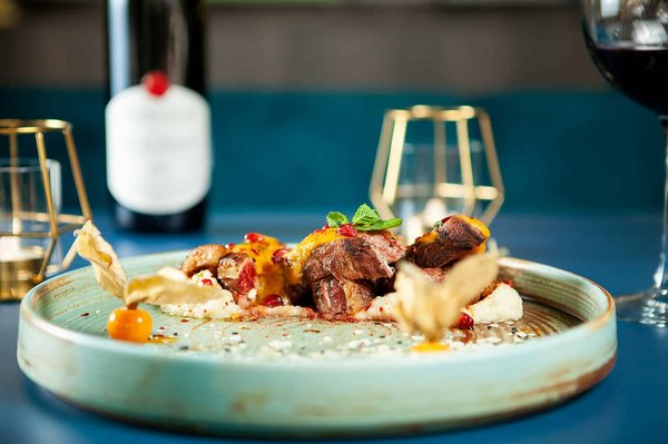 Comment découvrir les traditions culinaires des villages alpins en Suisse sans guide?